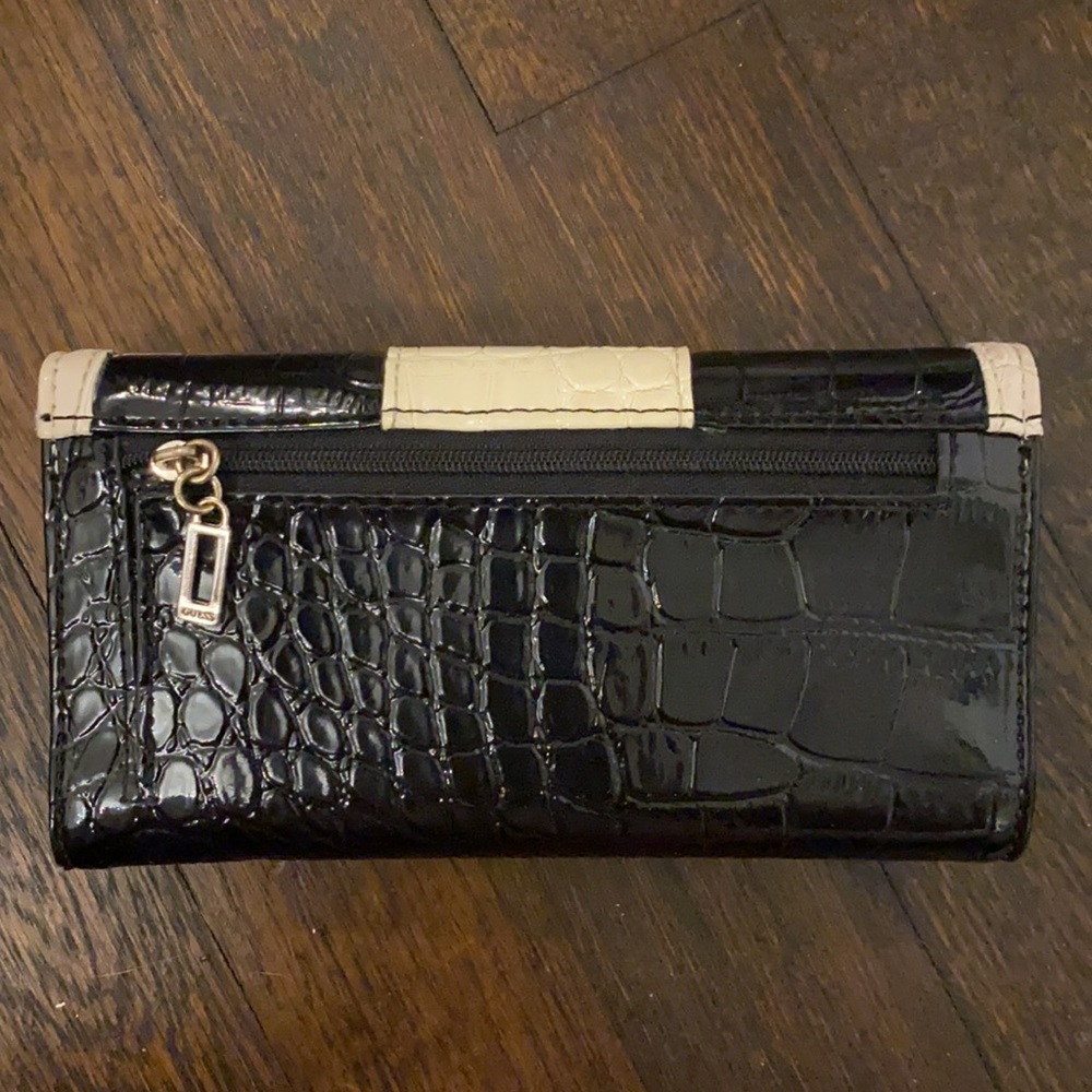 Guess Holiday Collection Wallet - Picture 2 of 7